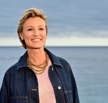 Alexandra Lamy : à peine rentrée de vacances en Grèce, l’actrice reprend du service pour la petite Lyhanna et s’oppose, dans la rue, au gouvernement