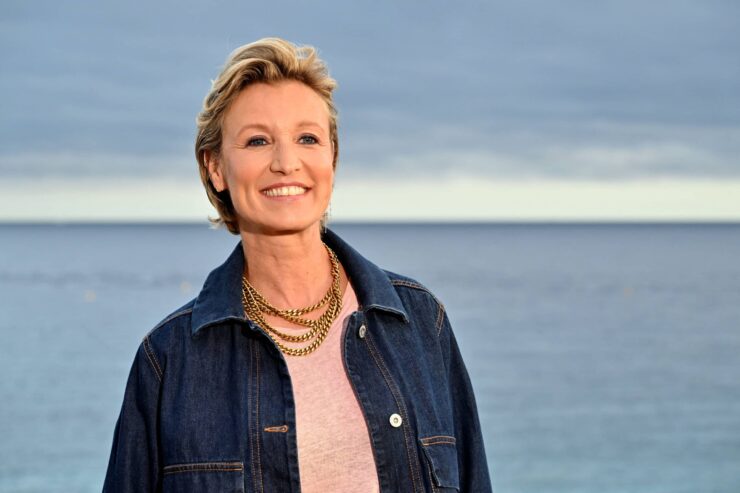 Alexandra Lamy : à peine rentrée de vacances en Grèce, l’actrice reprend du service pour la petite Lyhanna et s’oppose, dans la rue, au gouvernement