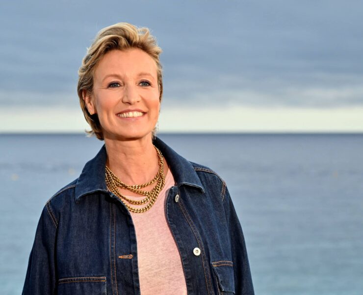 Alexandra Lamy : à peine rentrée de vacances en Grèce, l’actrice reprend du service pour la petite Lyhanna et s’oppose, dans la rue, au gouvernement
