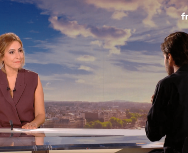 "J’ai toujours été vioque", Léa Salamé surprise par son invité Panayotis Pascot, sa propre mère "effrayée" par son comportement