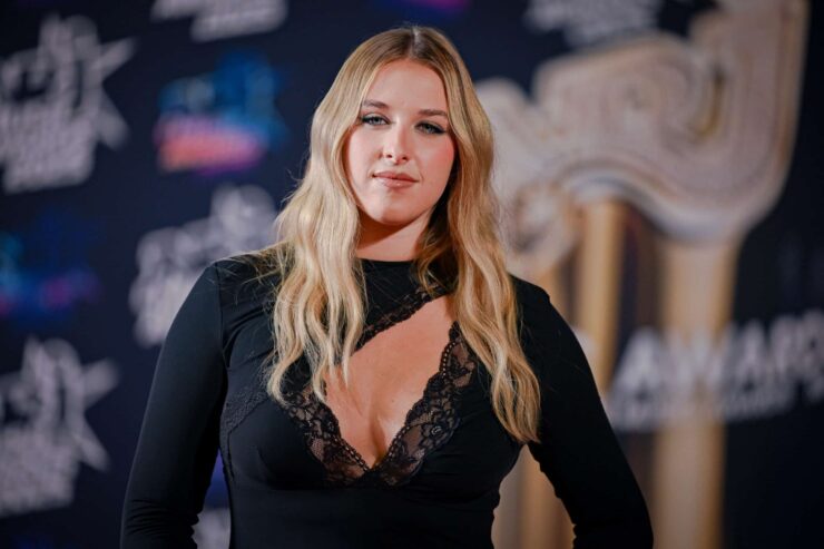 Hélèna Bailly victime de commentaires négatifs sur sa nouvelle coupe : la chanteuse révèle perdre ses cheveux à cause du stress