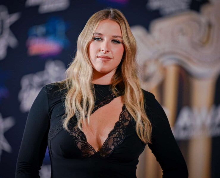 Hélèna Bailly victime de commentaires négatifs sur sa nouvelle coupe : la chanteuse révèle perdre ses cheveux à cause du stress