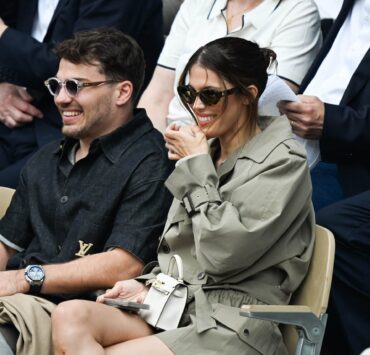 Iris Mittenaere : son après-midi de rêve au Cap Ferret avec un rugbyman taillé comme un Dieu grec et ce n’est pas Antoine Dupont