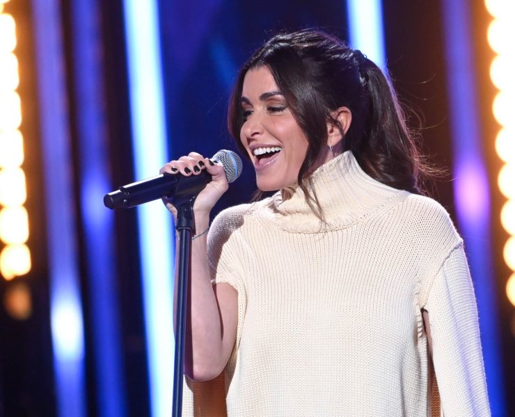 Jenifer persiste malgré les nombreuses critiques de ses fans : Mourir sur scène, son nouveau single qui n’en est pas vraiment un, sortira le 17 juin