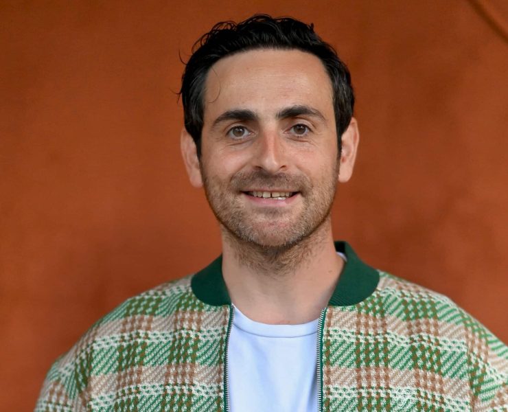Camille Combal annonce officiellement quitter son poste à la radio