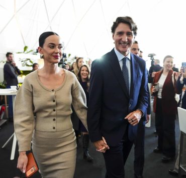 Katy Perry et Justin Trudeau : cette main aux fesses sur le tapis rouge d’un gros événement dérange