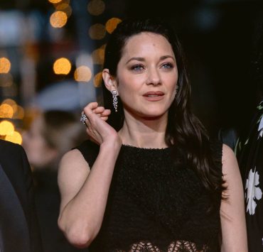 Marion Cotillard, 50 ans, retombe dans un look d’adolescente en voyage à Séoul