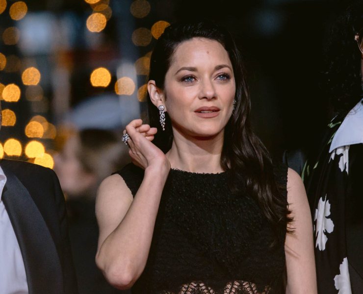 Marion Cotillard, 50 ans, retombe dans un look d’adolescente en voyage à Séoul