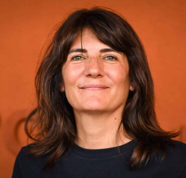 "Impossibilité de regarder la lumière, douleur atroce", Estelle Denis, victime d’un abcès à l’œil et transportée aux urgences, a failli perdre la vue