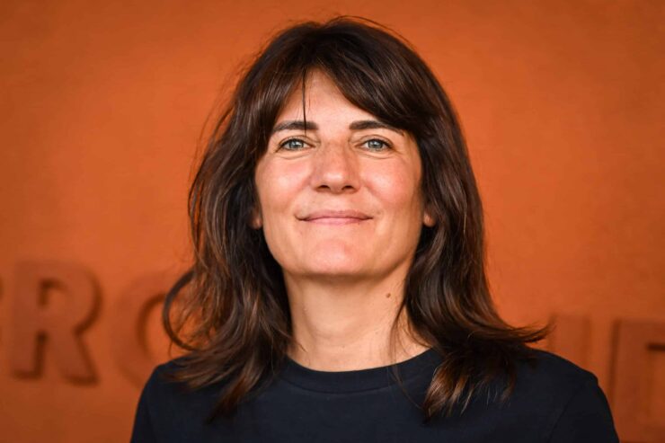 "Impossibilité de regarder la lumière, douleur atroce", Estelle Denis, victime d’un abcès à l’œil et transportée aux urgences, a failli perdre la vue