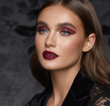 Vamp Romantic : la tendance beauté sombre et glamour qui va remplacer le clean girl look