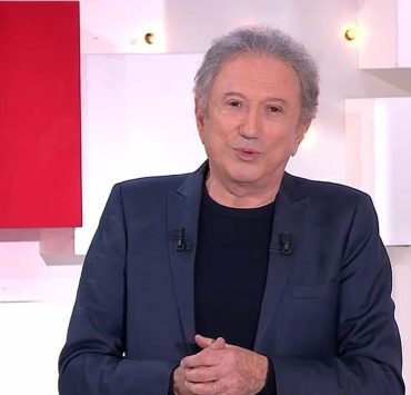 Michel Drucker a vécu une soirée marquée par une remise de prix, une rencontre froide avec Ester Expósito et un léger incident évité de justesse lors du Festival de Télévision de Monte-Carlo.