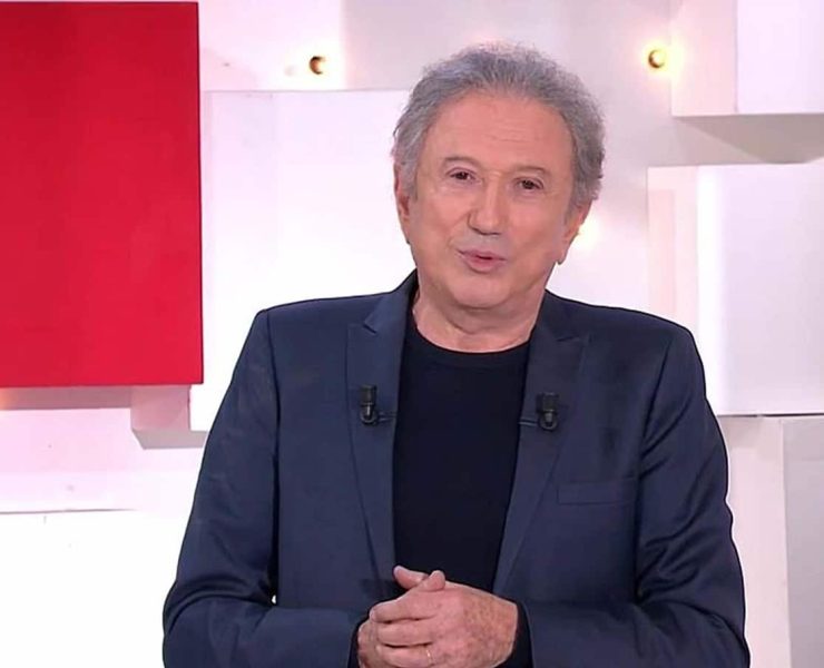 Michel Drucker a vécu une soirée marquée par une remise de prix, une rencontre froide avec Ester Expósito et un léger incident évité de justesse lors du Festival de Télévision de Monte-Carlo.