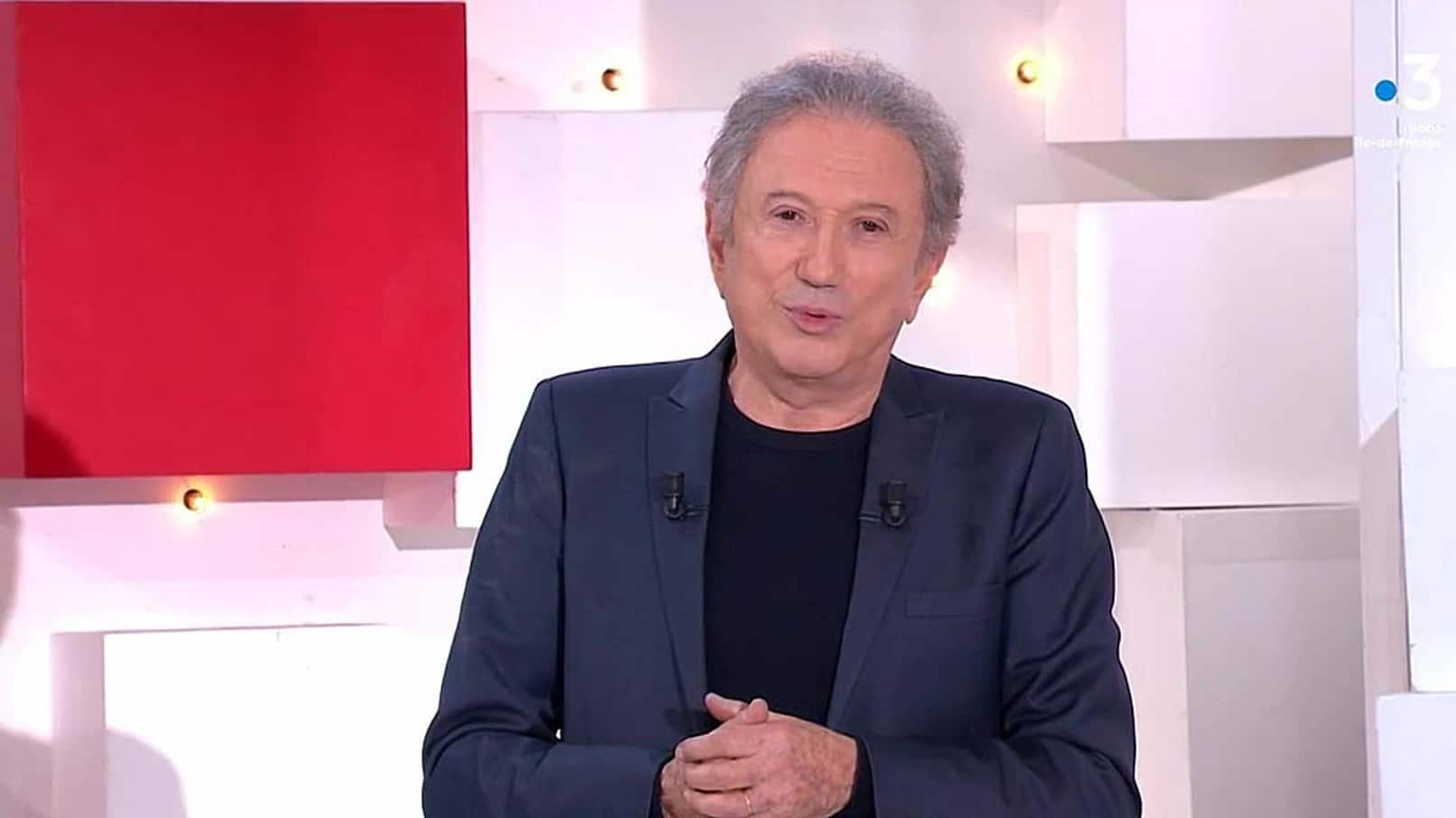 Michel Drucker a vécu une soirée marquée par une remise de prix, une rencontre froide avec Ester Expósito et un léger incident évité de justesse lors du Festival de Télévision de Monte-Carlo.