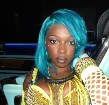 "Ton père la salope" : la chanteuse Theodora en roue libre