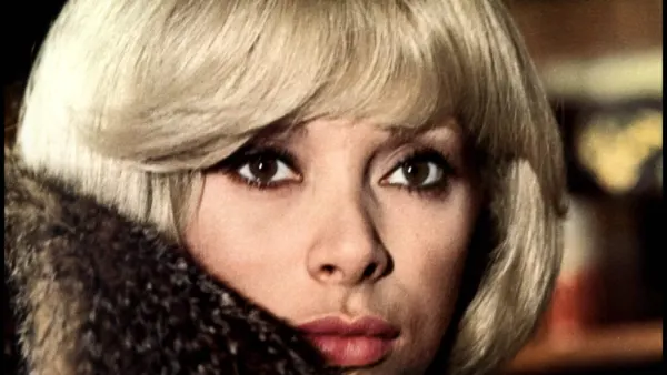Mireille Darc, "la bâtarde" devenue sex-symbol : le secret de famille qui a forgé la Grande Sauterelle
