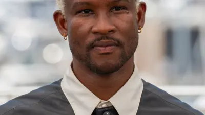 Akinola Davies Jr. au photocall de My Father’s Shadow à Cannes en 2025