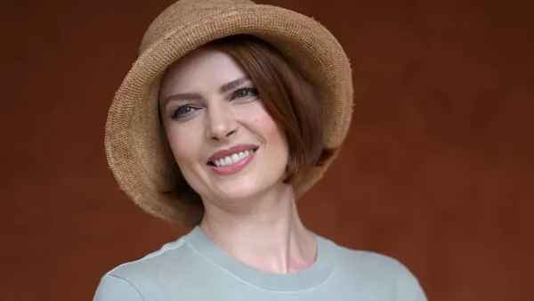 "Je me soigne depuis peu" : Élodie Frégé souffrante "depuis le CE2", la chanteuse contrainte d'entamer un traitement