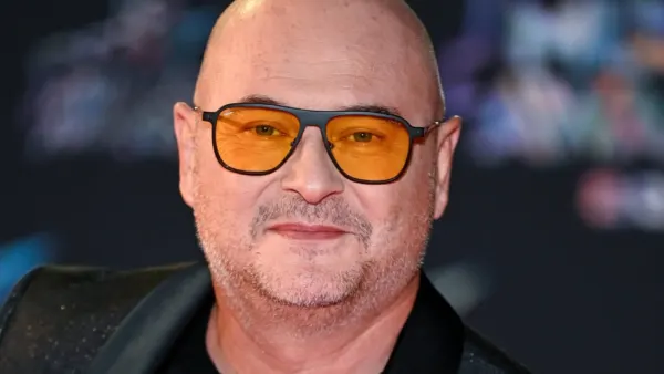 Cauet menacé de mort par l'une de ses accusatrices, il passe à l'offensive