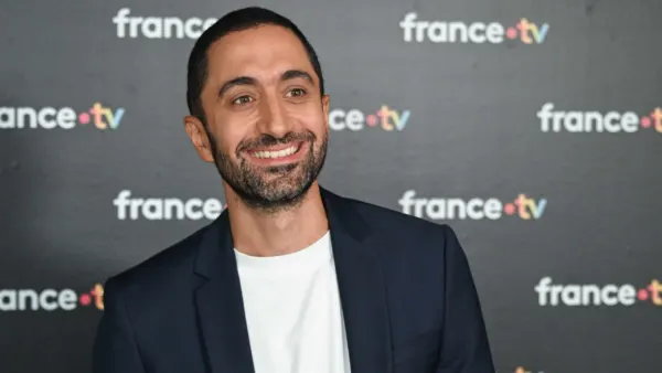 Jimmy Mohamed, pas si en difficulté : invité d’une marque d’horlogerie de prestige, il s’éclate avec une bombe américaine
