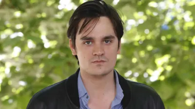 Alain-Fabien Delon, en guerre contre son frère Anthony et sa sœur Anouchka, exprime une nouvelle volonté au sujet de la sépulture d’Alain Delon