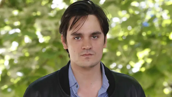 Alain-Fabien Delon, en guerre contre son frère Anthony et sa sœur Anouchka, exprime une nouvelle volonté au sujet de la sépulture d’Alain Delon