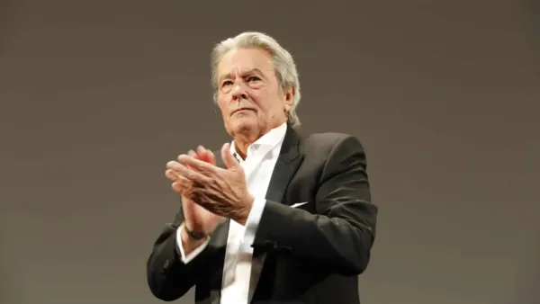 Alain Delon : enfance en prison, charcutier, matelot en Indochine, star à 25 ans, ce parcours dingue qui a fait sa légende