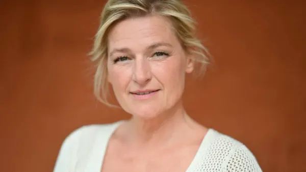 "Aïe !" : Anne-Élisabeth Lemoine victime d’un incident douloureux en plein direct dans C à vous