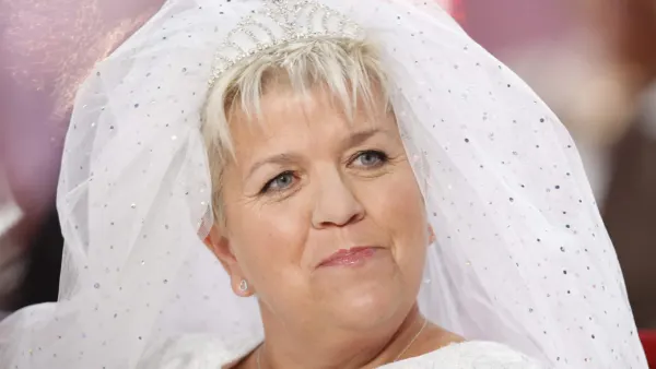 "Plus harcelé que harceleur" : Mimie Mathy prend la défense de son ami Patrick Bruel et affirme être "triste" face à l'annulation de ses concerts
