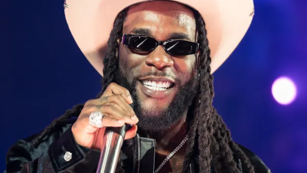 Burna Boy sur scène au festival Untold en 2024