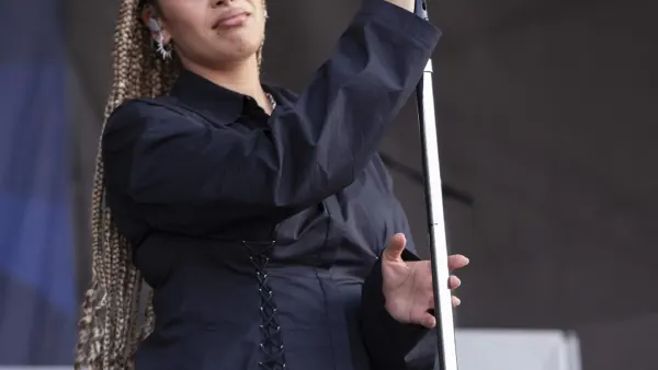 Jorja Smith sur scène au Newport Jazz Festival 2025