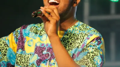 MNEK sur scène au festival de Glastonbury en 2014