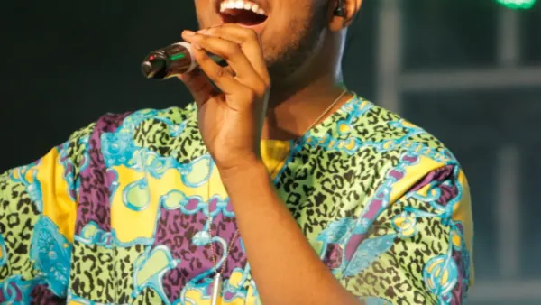 MNEK sur scène au festival de Glastonbury en 2014