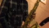 Un saxophoniste joue sur scène, illustration contextuelle