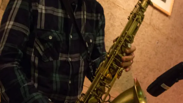 Un saxophoniste joue sur scène, illustration contextuelle