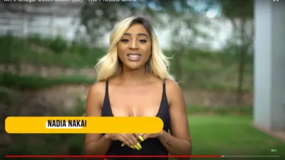 Nadia Nakai face caméra lors d’une émission de MTV Shuga