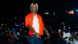 Seyi Vibez sur scène à Lagos